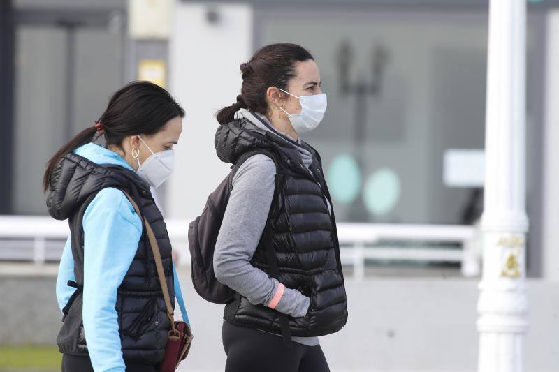 El Gobierno obliga desde el jueves, 21 de mayo, a llevar mascarillas en espacios públicos cerrados y en lugares públicos al aire libre en los que no se pueda garantizar una distancia social de dos metros. No obstante, muchos asturianos llevan semanas utilizando esta protección frente al coronavirus. 