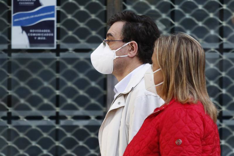 El Gobierno obliga desde el jueves, 21 de mayo, a llevar mascarillas en espacios públicos cerrados y en lugares públicos al aire libre en los que no se pueda garantizar una distancia social de dos metros. No obstante, muchos asturianos llevan semanas utilizando esta protección frente al coronavirus. 