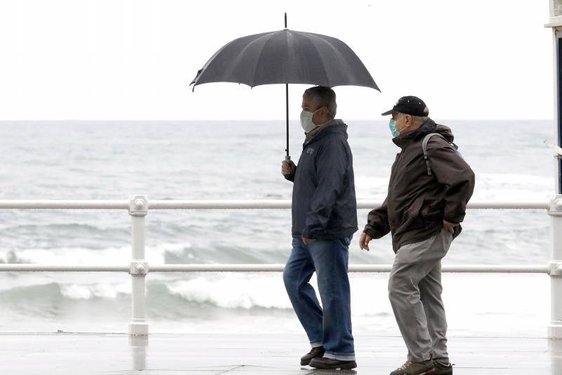 El Gobierno obliga desde el jueves, 21 de mayo, a llevar mascarillas en espacios públicos cerrados y en lugares públicos al aire libre en los que no se pueda garantizar una distancia social de dos metros. No obstante, muchos asturianos llevan semanas utilizando esta protección frente al coronavirus. 