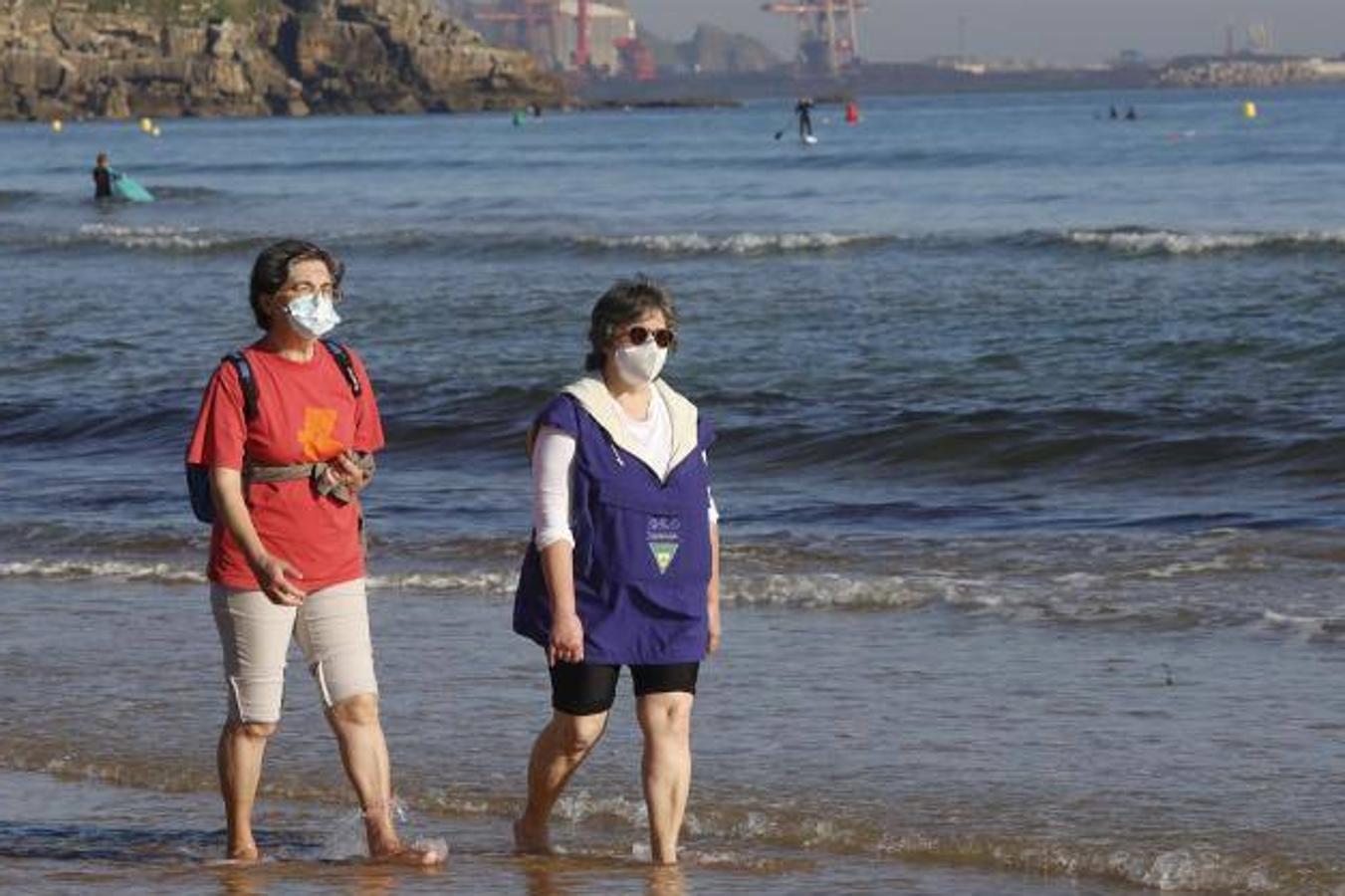 El Gobierno obliga desde el jueves, 21 de mayo, a llevar mascarillas en espacios públicos cerrados y en lugares públicos al aire libre en los que no se pueda garantizar una distancia social de dos metros. No obstante, muchos asturianos llevan semanas utilizando esta protección frente al coronavirus. 