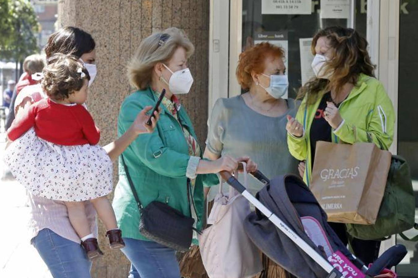 El Gobierno obliga desde el jueves, 21 de mayo, a llevar mascarillas en espacios públicos cerrados y en lugares públicos al aire libre en los que no se pueda garantizar una distancia social de dos metros. No obstante, muchos asturianos llevan semanas utilizando esta protección frente al coronavirus. 