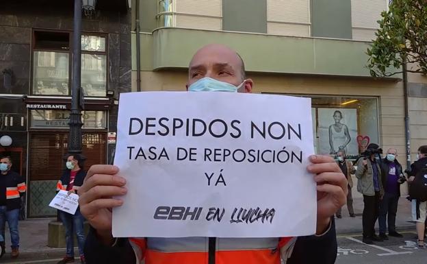 Trabajadores de la EBHI protestan en la Junta para que Barbón tome medidas