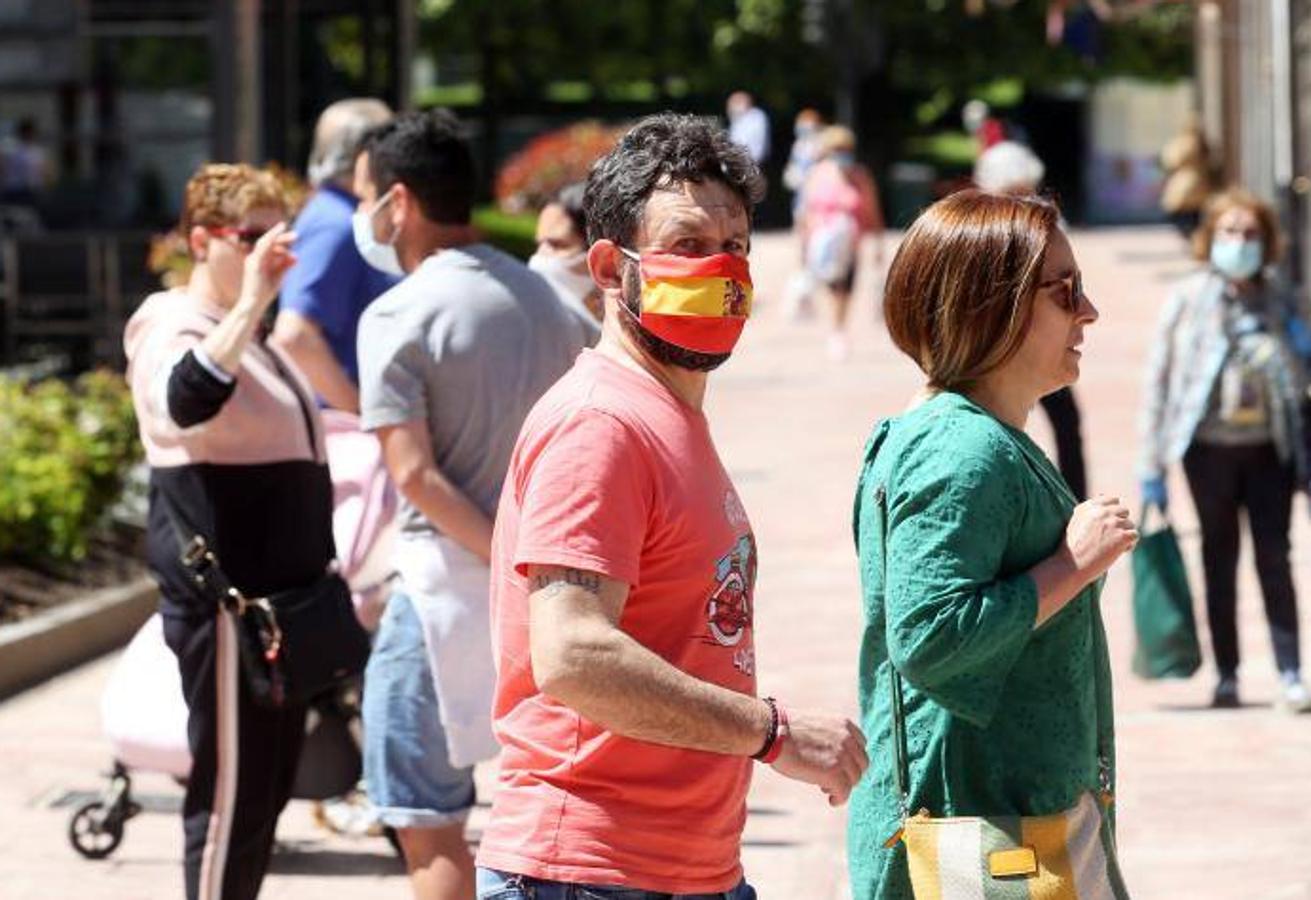 El Gobierno obliga desde el jueves, 21 de mayo, a llevar mascarillas en espacios públicos cerrados y en lugares públicos al aire libre en los que no se pueda garantizar una distancia social de dos metros. No obstante, muchos asturianos llevan semanas utilizando esta protección frente al coronavirus. 