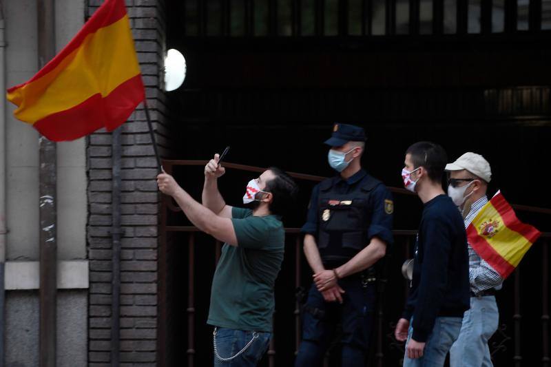 Cada día se concentran en el centro de Madrid convocados por las redes sociales para mostrar su rechazo a las medidas impuestas por el Gobierno para intentar frenar la expansión del coronavirus.