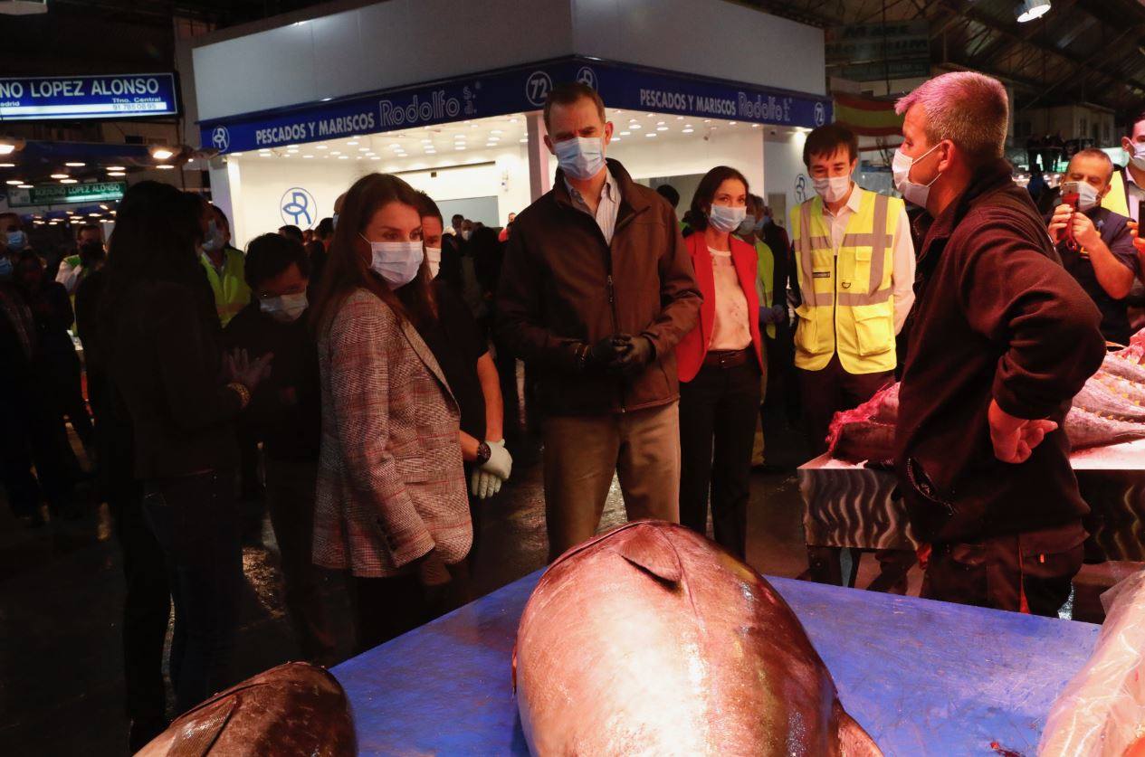 Fotos: Los Reyes visitan de madrugada Mercamadrid para recorrer sus puestos