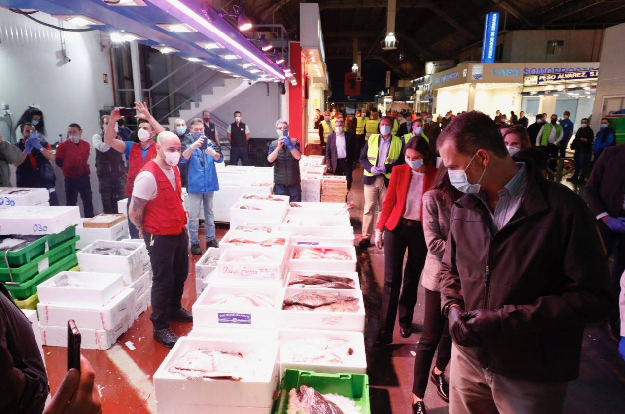 Fotos: Los Reyes visitan de madrugada Mercamadrid para recorrer sus puestos