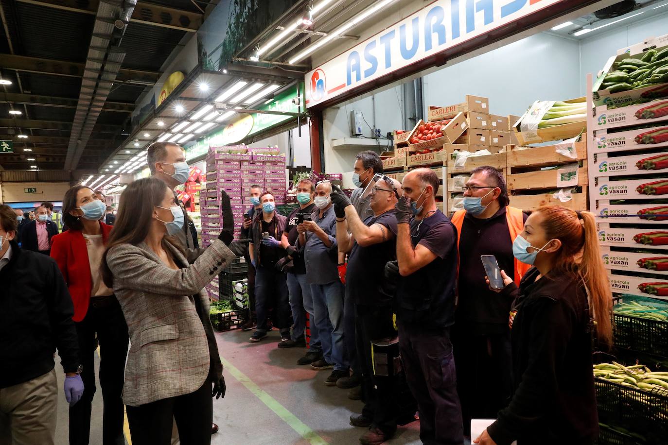 Fotos: Los Reyes visitan de madrugada Mercamadrid para recorrer sus puestos