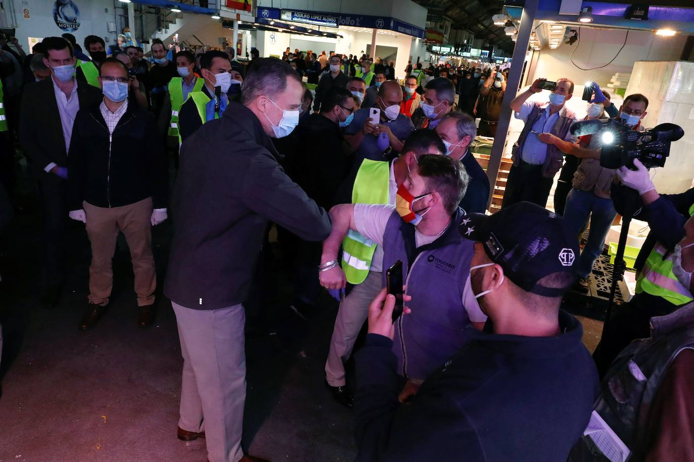 Fotos: Los Reyes visitan de madrugada Mercamadrid para recorrer sus puestos