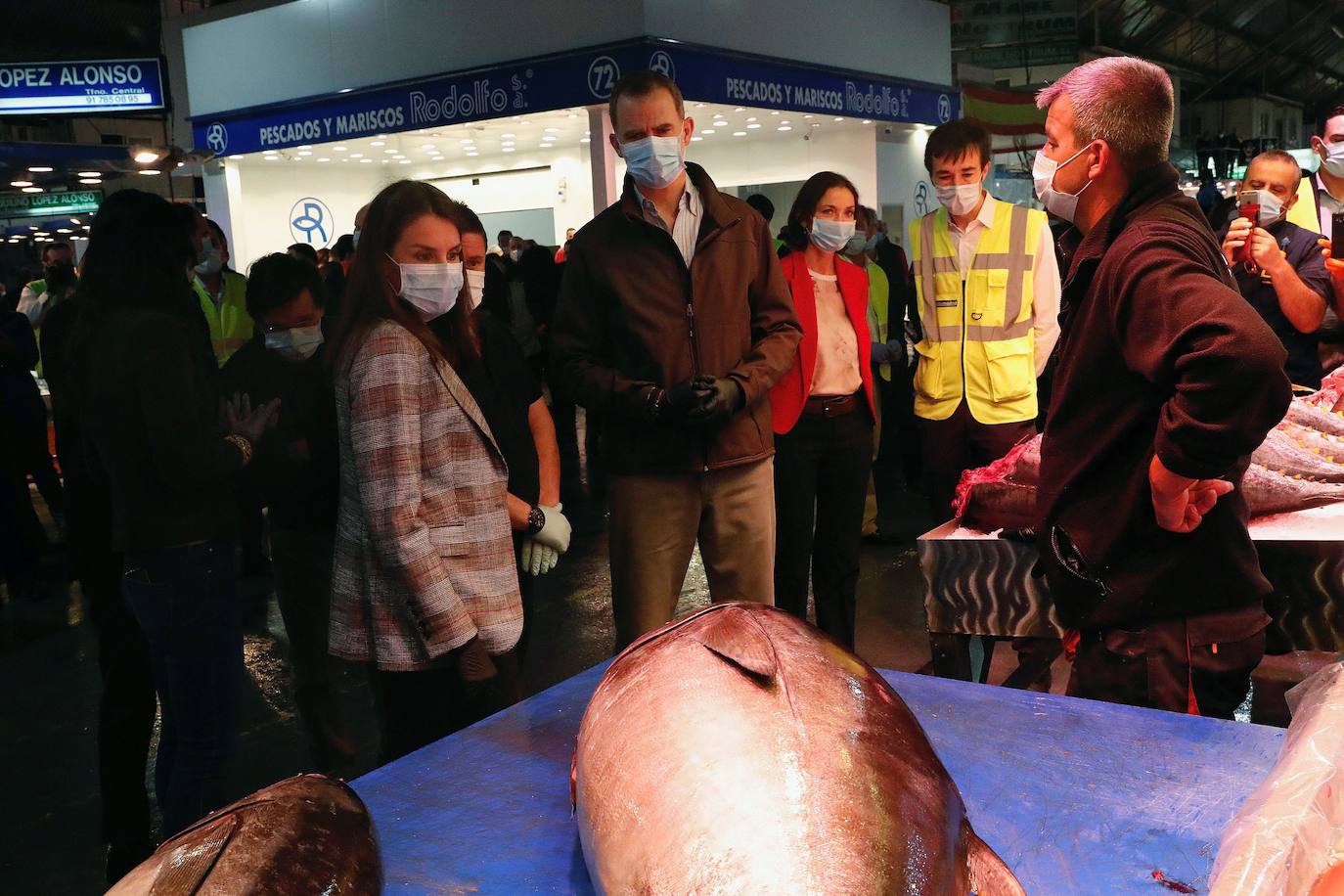 Fotos: Los Reyes visitan de madrugada Mercamadrid para recorrer sus puestos