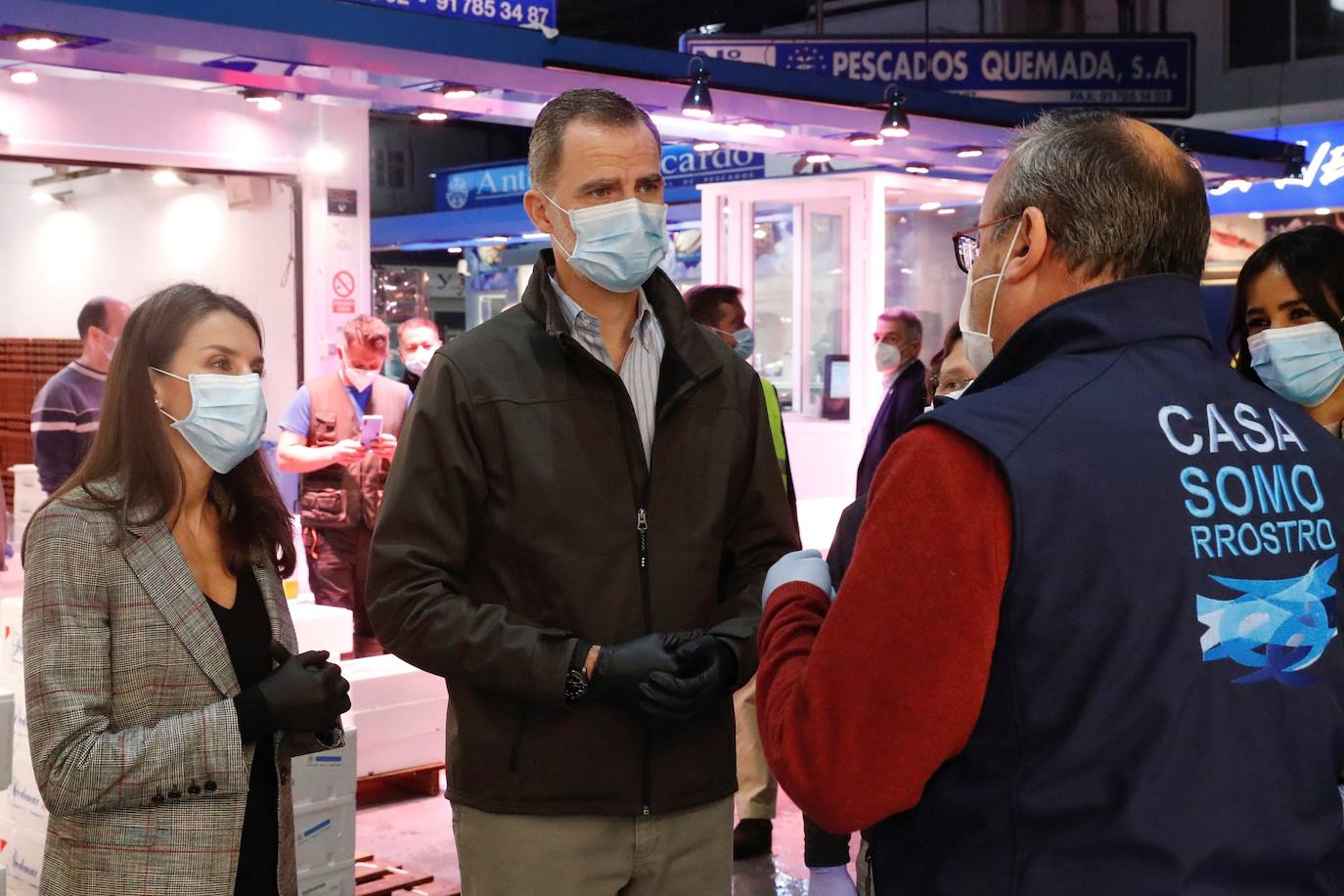 Fotos: Los Reyes visitan de madrugada Mercamadrid para recorrer sus puestos