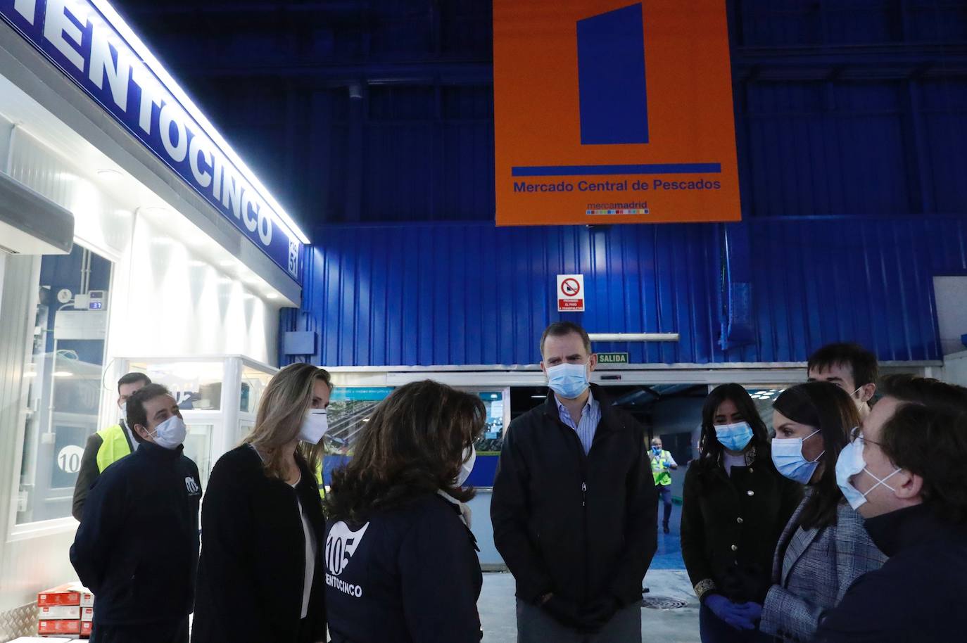 Fotos: Los Reyes visitan de madrugada Mercamadrid para recorrer sus puestos