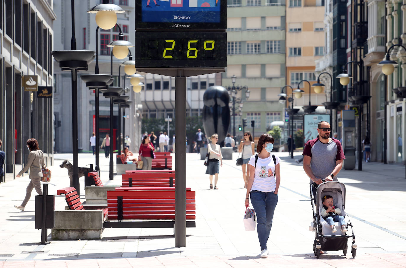 El sol y la buena temperatura que sigue presente en la región empuja a salir a la calle.