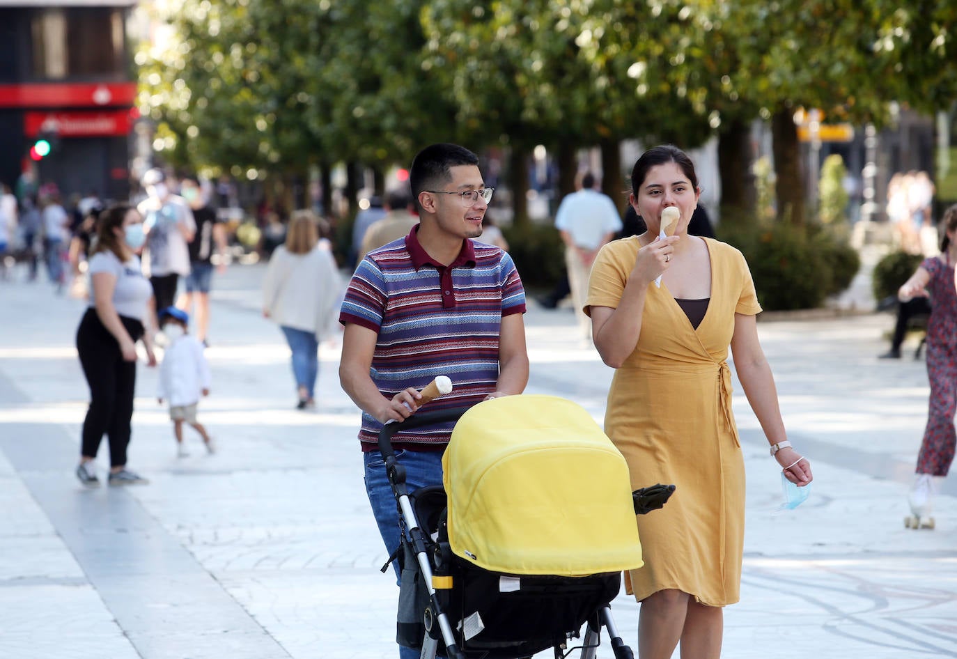 El sol y la buena temperatura que sigue presente en la región empuja a salir a la calle.