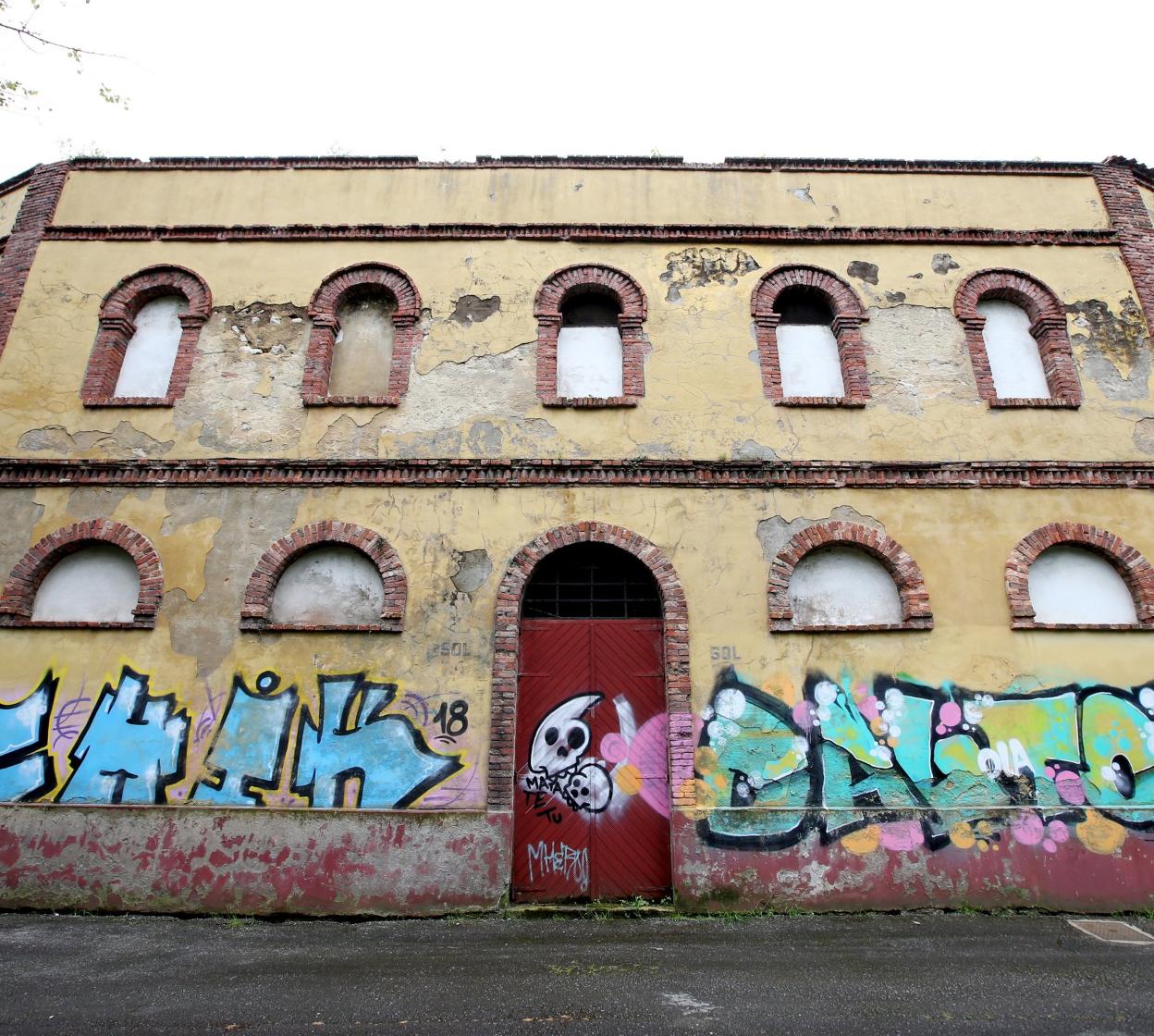 La plaza de toros de Buenavista, llena de pintadas. 