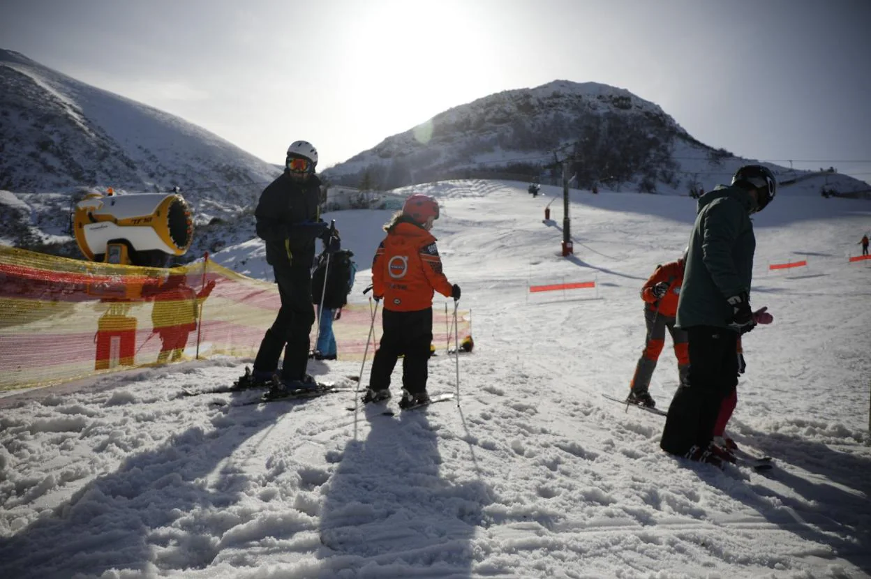 Esquiadores, durante la última temporada de nieve en la estación de Valgrande-Pajares. 