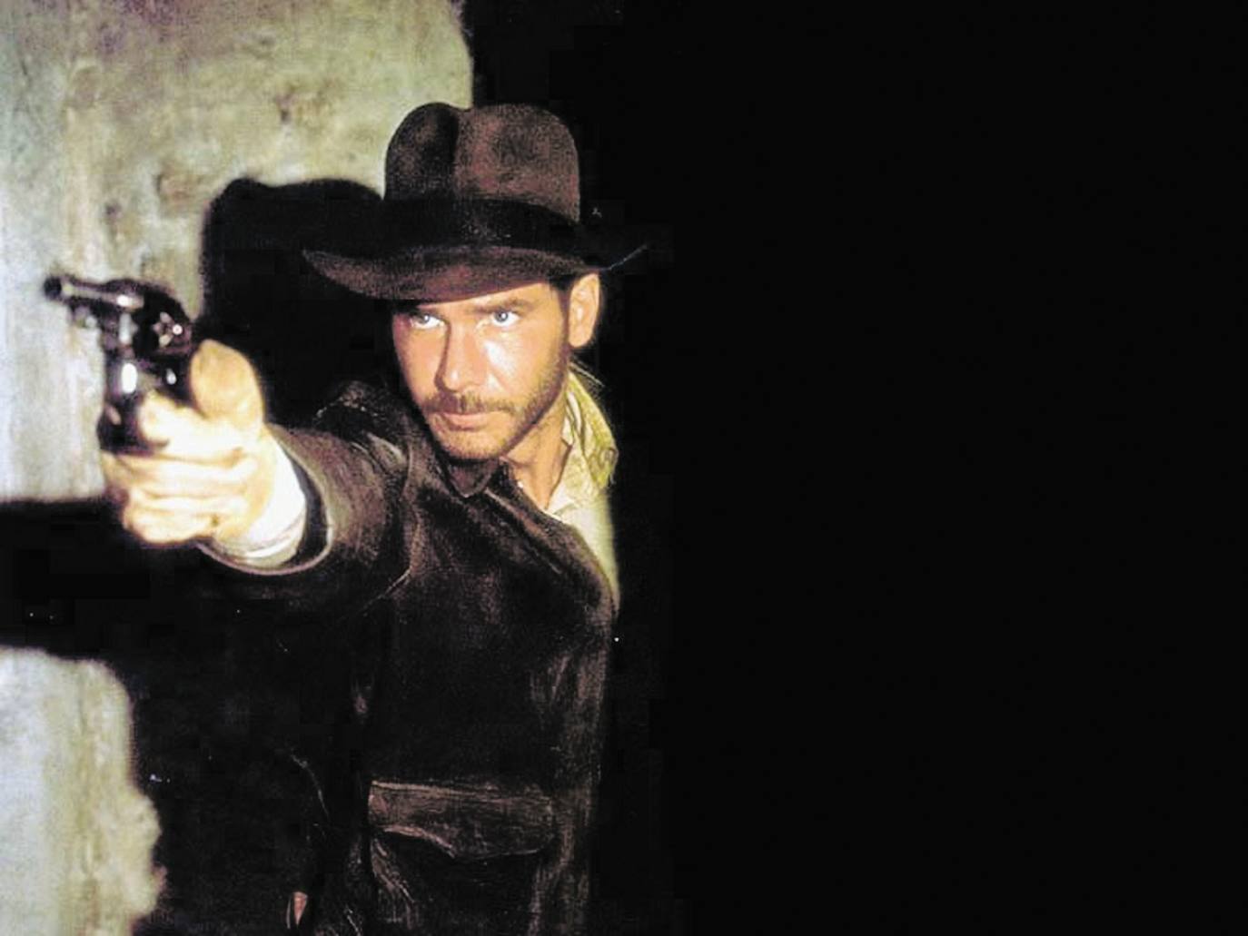 13.- En busca del arca perdida (1981) | Año 1936. Indiana Jones es un profesor de arqueología, dispuesto a correr peligrosas aventuras con tal de conseguir valiosas reliquias históricas. Después de una infructuosa misión en Sudamérica, el gobierno estadounidense le encarga la búsqueda del Arca de la Alianza, donde se conservan las Tablas de la Ley que Dios entregó a Moisés. Según la leyenda, quien las posea tendrá un poder absoluto, razón por la cual también la buscan los nazis. Dirección: Steven Spielberg. Redacción: Harrison Ford, Karen Allen, Paul Freeman, Ronald Lacey y John Rhys-Davies.