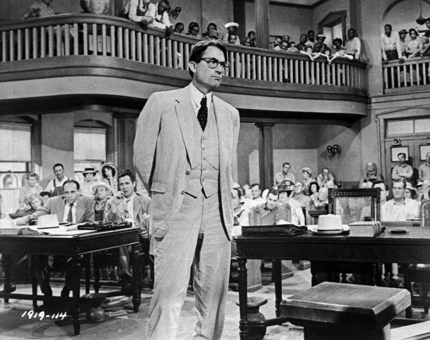 16.- Matar a un ruiseñor (1962) | Adaptación de la novela homónima de Harper Lee. En la época de la Gran Depresión, en una población sureña, Atticus Finch es un abogado que defiende a un hombre negro acusado de haber violado a una mujer blanca. Aunque la inocencia del hombre resulta evidente, el veredicto del jurado es tan previsible que ningún abogado aceptaría el caso, excepto Atticus Finch, el ciudadano más respetable de la ciudad. Su compasiva y valiente defensa de un inocente le granjea enemistades, pero le otorga el respeto y la admiración de sus dos hijos, huérfanos de madre. Dirección: Robert Mulligan. Reparto: Gregory Peck, Mary Badham, Brock Peters, Phillip Alford y John Megna.