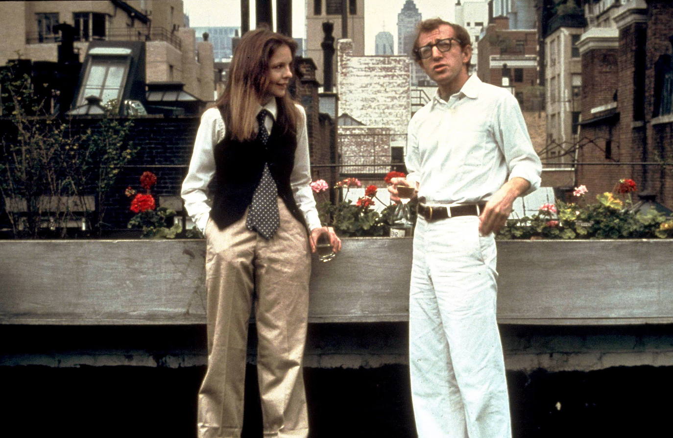 18.- Annie Hall (1977) | Alvy Singer, un cuarentón bastante neurótico, trabaja como humorista en clubs nocturnos. Tras romper con Annie, reflexiona sobre su vida, rememorando sus amores, sus matrimonios, pero sobre todo su relación con Annie. Al final, llega a la conclusión de que son sus manías y obsesiones las que siempre acaban arruinando su relación con las mujeres. Dirección: Woody Allen. Reparto: Woody Allen, Diane Keaton, Tony Roberts, Carol Kane y Paul Simon.