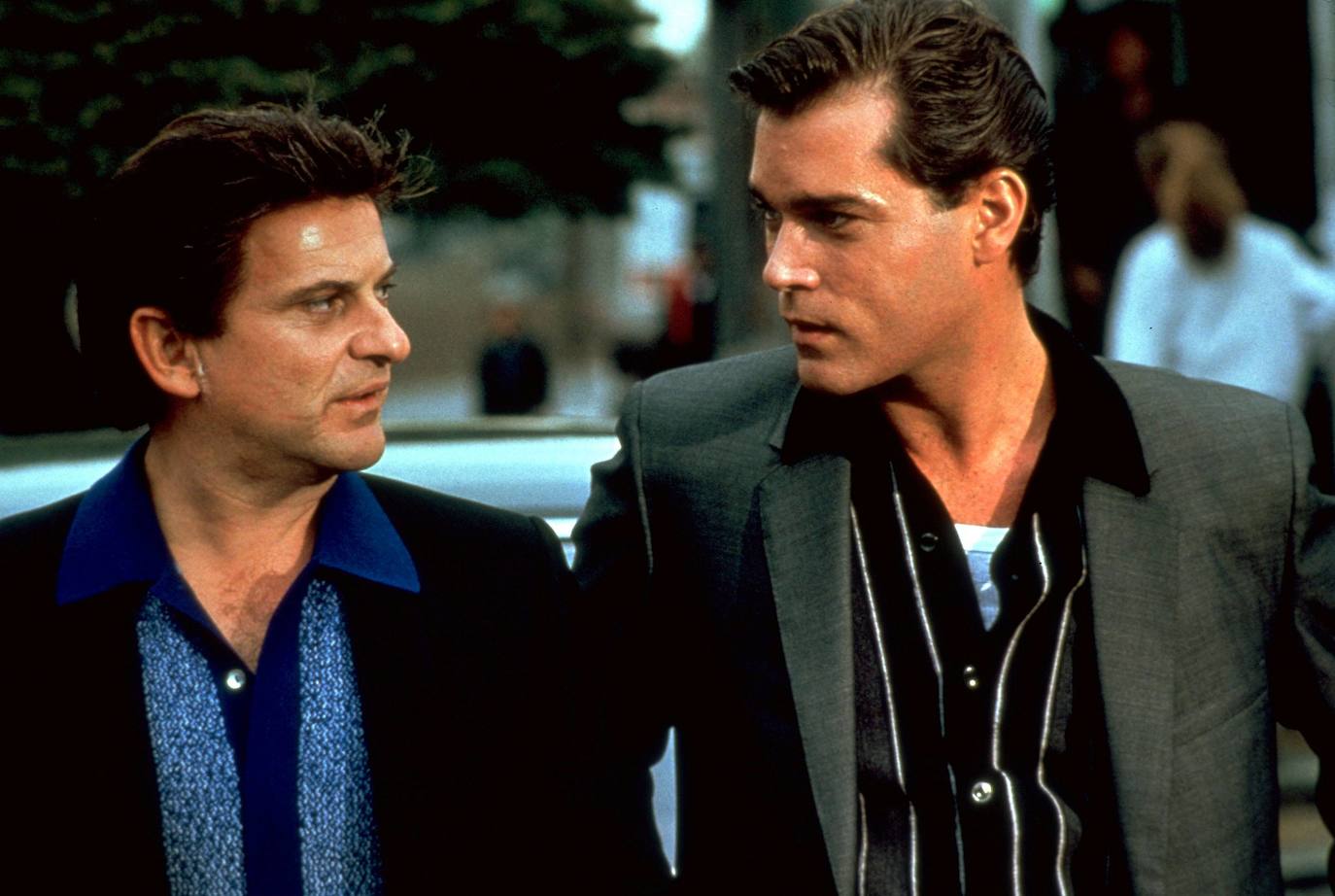 19.- Uno de los nuestros (1990) | Henry Hill, hijo de padre irlandés y madre siciliana, vive en Brooklyn y se siente fascinado por la vida que llevan los gángsters de su barrio, donde la mayoría de los vecinos son inmigrantes. Paul Cicero, el patriarca de la familia Pauline, es el protector del barrio. A los trece años, Henry decide abandonar la escuela y entrar a formar parte de la organización mafiosa como chico de los recados; muy pronto se gana la confianza de sus jefes, gracias a lo cual irá subiendo de categoría. Dirección: Martin Scorsese. Reparto: Ray Liotta, Robert De Niro, Joe Pesci, Lorraine Bracco y Paul Sorvino.