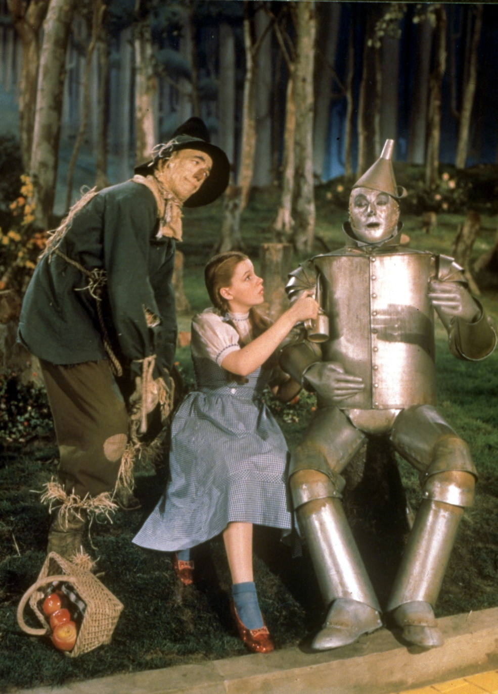 2.- El mago de Oz (1939) | Dorothy, es una niña huérfana que se siente infeliz en la granja de sus tíos en Kansas. Desea viajar y su sueño se hace realidad cuando es arrastrada por un torbellino mágico al mundo de Oz. Ahí con la ayuda de un espantapájaros, un hombre de hojalata y un león cobarde tratará de encontrar al Mago de la Ciudad Esmeralda. Eso si la malvada bruja del Oeste se lo permite. Dirección: Victor Fleming. Reparto: Judy Garland, Frank Morgan, Ray Bolger, Bert Lahr y Jack Haley.