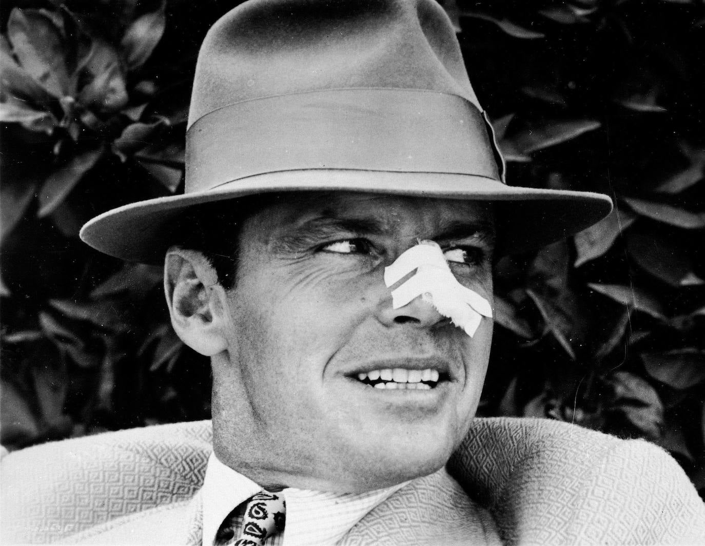 21.- Chinatown (1974) | Los Ángeles, 1937. El detective Gittes, especializado en divorcios, recibe la visita de la esposa de Mulwray, el jefe del Servicio de Aguas de la ciudad, que sospecha que su marido la engaña. Al mismo tiempo, Gittes descubre que los agricultores acusan a Mulwray de corrupción por su negativa a construir un pantano que paliaría la sequía que sufren. Poco después, el escándalo salta a la prensa, pero la cosa se complica cuando una mujer se presenta en el despacho de Gittes con una sorprendente revelación. Dirección: Roman Polanski. Reparto: Jack Nicholson, Faye Dunaway, John Huston, Perry Lopez y Burt Young.