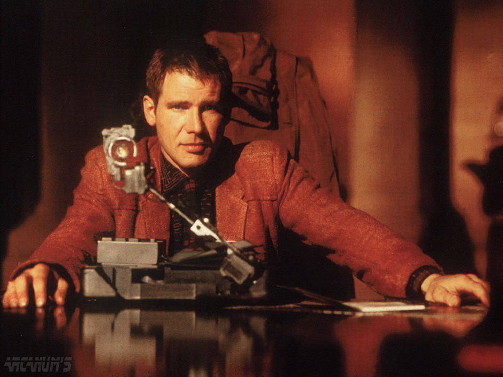 29.- Blade Runner (1982) | A principios del siglo XXI, la poderosa Tyrell Corporation creó, gracias a los avances de la ingeniería genética, un robot llamado Nexus 6, un ser virtualmente idéntico al hombre pero superior a él en fuerza y agilidad, al que se dio el nombre de Replicante. Estos robots trabajaban como esclavos en las colonias exteriores de la Tierra. Después de la sangrienta rebelión de un equipo de Nexus-6, los Replicantes fueron desterrados de la Tierra. Brigadas especiales de policía, los Blade Runners, tenían órdenes de matar a todos los que no hubieran acatado la condena. Pero a esto no se le llamaba ejecución, se le llamaba "retiro". Tras un grave incidente, el ex Blade Runner Rick Deckard es llamado de nuevo al servicio para encontrar y "retirar" a unos replicantes rebeldes. Dirección: Ridley Scott. Reparto: Harrison Ford, Rutger Hauer, Sean Young, Daryl Hannah y Edward James Olmos.