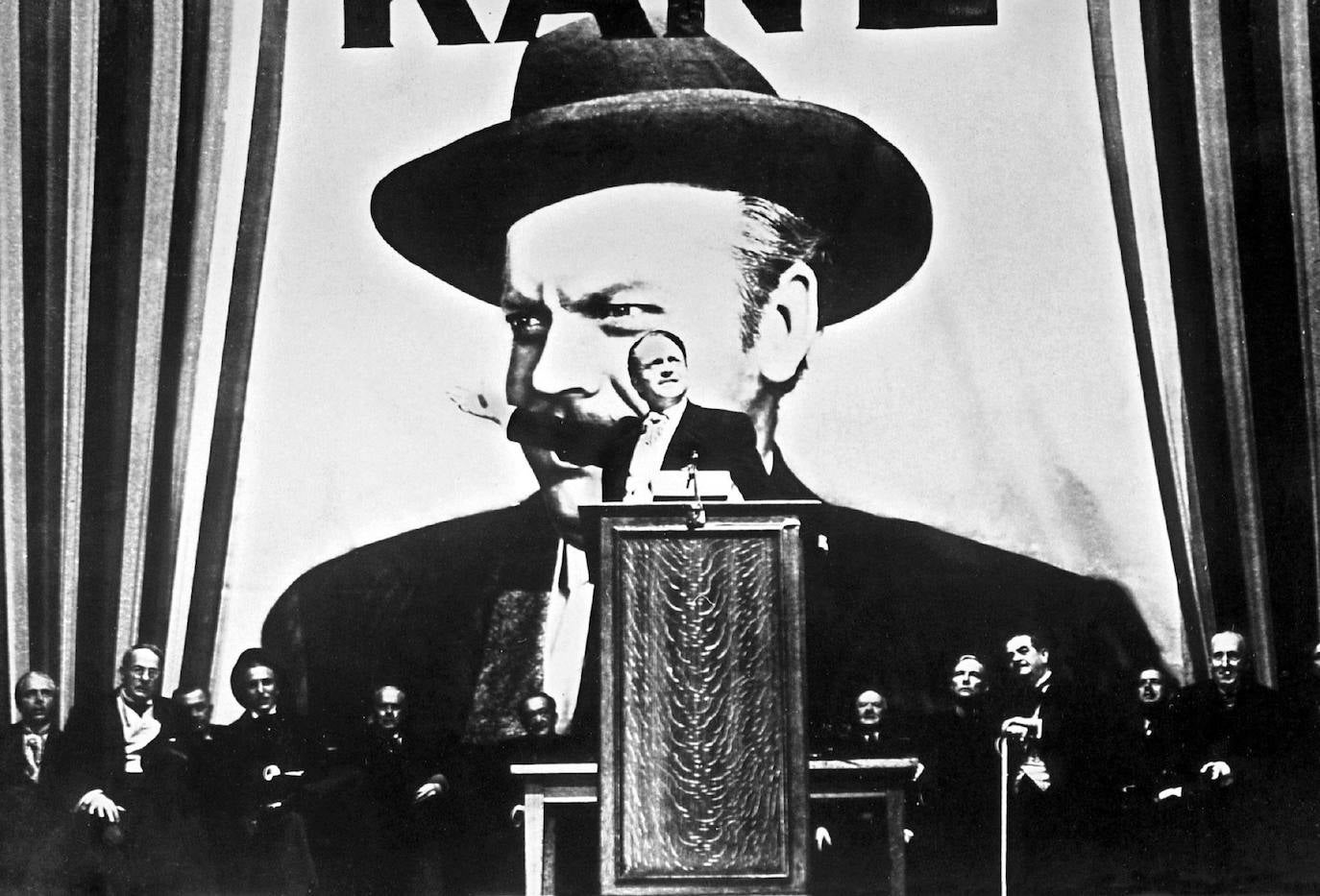 3.- Ciudadano Kane (1941) | Charles Foster Kane muere en su inmenso castillo de Xanadú. Cuando al periodista Herbert Carter le encargan investigar su misteriosa vida, empieza con la última palabra que apenas pudo pronunciar el magnate antes de morir, "Rosebud". Dirección: Orson Welles. Reparto: Orson Welles, Joseph Cotten, Dorothy Comingore, Agnes Moorehead y Ruth Warrick.