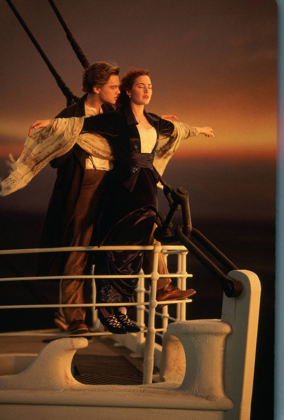 45.- Titanic (1997) | Jack, un joven artista, gana en una partida de cartas un pasaje para viajar a América en el Titanic, el transatlántico más grande y seguro jamás construido. A bordo conoce a Rose, una joven de una buena familia venida a menos que va a contraer un matrimonio de conveniencia con Cal, un millonario engreído a quien sólo interesa el prestigioso apellido de su prometida. Jack y Rose se enamoran, pero el prometido y la madre de ella ponen todo tipo de trabas a su relación. Mientras, el gigantesco y lujoso transatlántico se aproxima hacia un inmenso iceberg. Dirección: James Cameron. Reparto: Leonardo DiCaprio, Kate Winslet, Billy Zane, Kathy Bates y Frances Fisher.