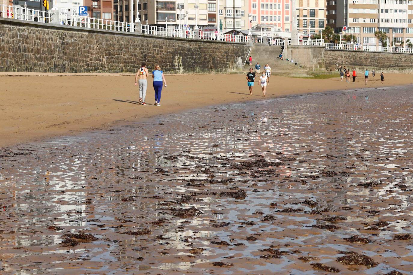 El sol y el buen tiempo ha animado a los asturianos a ir a las playas y terrazas, eso sí, ataviados con sus mascarillas —obligatorias desde el jueves en espacios públicos cerrados y lugares abiertos siempre que no se pueda garantizar el distanciamiento de dos metros—. Además, este viernes se ha confirmado que todo el Principado comenzará el lunes la fase 2 de la desescalada del confinamiento por el coronavirus y alguna de las medidas que se adoptará será la reapertura de centros comerciales. 