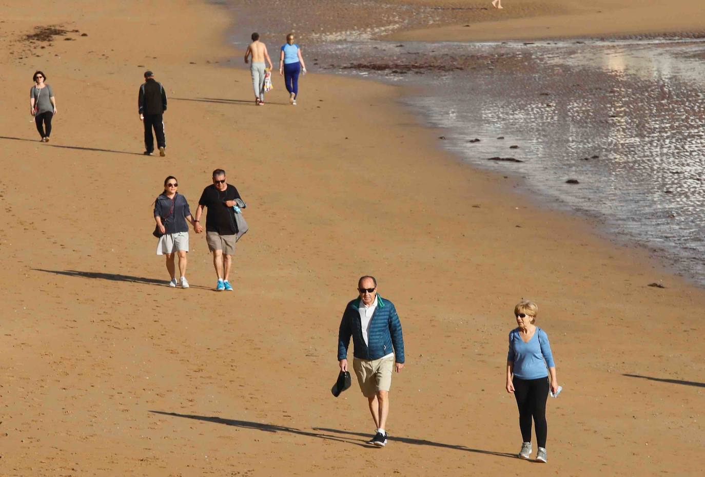 El sol y el buen tiempo han animado a los asturianos a ir a las playas y terrazas, eso sí, ataviados con sus mascarillas —obligatorias desde el jueves en espacios públicos cerrados y lugares abiertos siempre que no se pueda garantizar el distanciamiento de dos metros—. Además, este viernes se ha confirmado que todo el Principado comenzará el lunes la fase 2 de la desescalada del confinamiento por el coronavirus y alguna de las medidas que se adoptará será la reapertura de centros comerciales. 