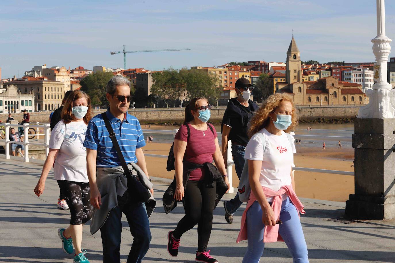 El sol y el buen tiempo han animado a los asturianos a ir a las playas y terrazas, eso sí, ataviados con sus mascarillas —obligatorias desde el jueves en espacios públicos cerrados y lugares abiertos siempre que no se pueda garantizar el distanciamiento de dos metros—. Además, este viernes se ha confirmado que todo el Principado comenzará el lunes la fase 2 de la desescalada del confinamiento por el coronavirus y alguna de las medidas que se adoptará será la reapertura de centros comerciales. 