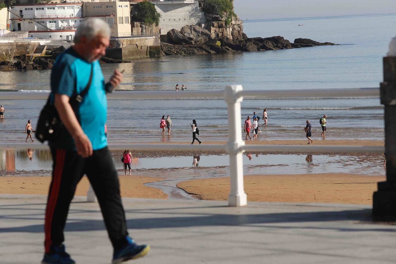 El sol y el buen tiempo han animado a los asturianos a ir a las playas y terrazas, eso sí, ataviados con sus mascarillas —obligatorias desde el jueves en espacios públicos cerrados y lugares abiertos siempre que no se pueda garantizar el distanciamiento de dos metros—. Además, este viernes se ha confirmado que todo el Principado comenzará el lunes la fase 2 de la desescalada del confinamiento por el coronavirus y alguna de las medidas que se adoptará será la reapertura de centros comerciales. 