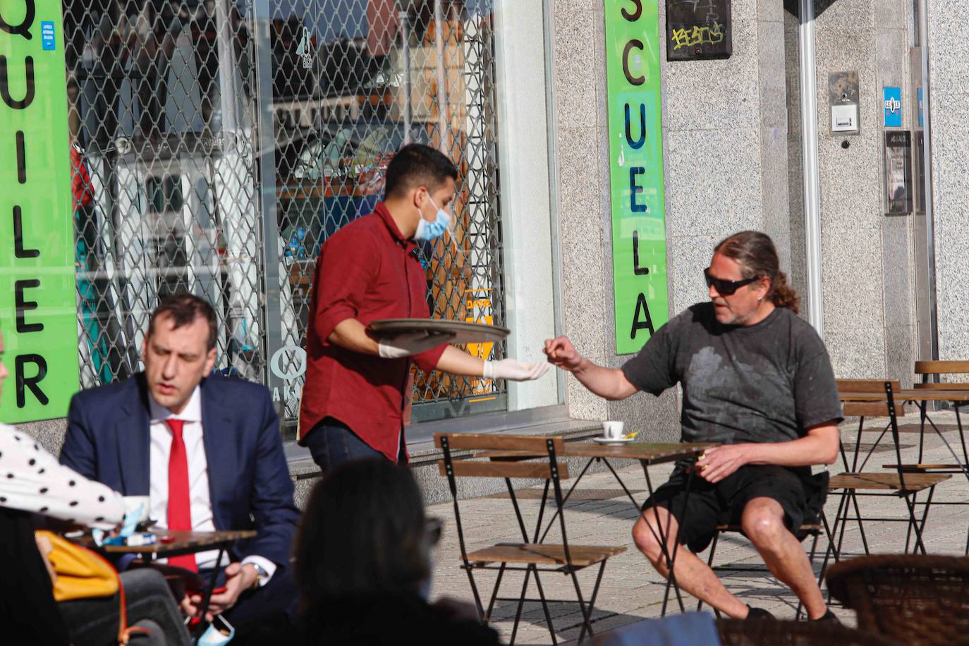 El sol y el buen tiempo han animado a los asturianos a ir a las playas y terrazas, eso sí, ataviados con sus mascarillas —obligatorias desde el jueves en espacios públicos cerrados y lugares abiertos siempre que no se pueda garantizar el distanciamiento de dos metros—. Además, este viernes se ha confirmado que todo el Principado comenzará el lunes la fase 2 de la desescalada del confinamiento por el coronavirus y alguna de las medidas que se adoptará será la reapertura de centros comerciales. 