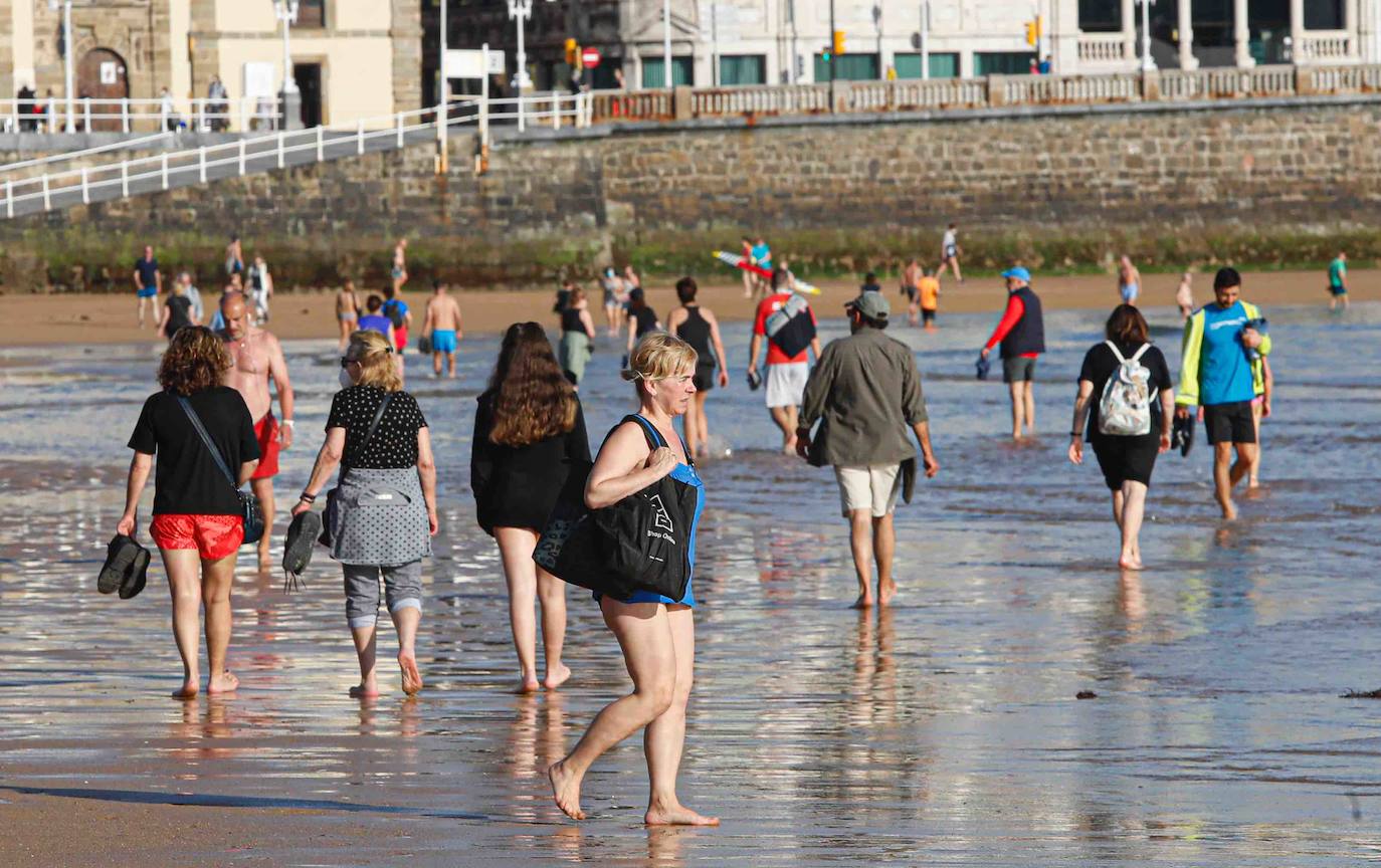 El sol y el buen tiempo han animado a los asturianos a ir a las playas y terrazas, eso sí, ataviados con sus mascarillas —obligatorias desde el jueves en espacios públicos cerrados y lugares abiertos siempre que no se pueda garantizar el distanciamiento de dos metros—. Además, este viernes se ha confirmado que todo el Principado comenzará el lunes la fase 2 de la desescalada del confinamiento por el coronavirus y alguna de las medidas que se adoptará será la reapertura de centros comerciales. 