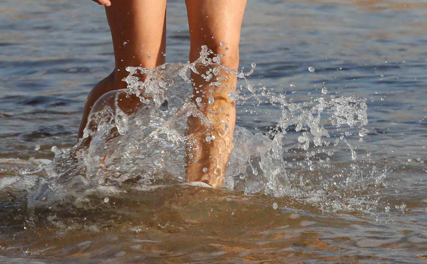 El sol y el buen tiempo han animado a los asturianos a ir a las playas y terrazas, eso sí, ataviados con sus mascarillas —obligatorias desde el jueves en espacios públicos cerrados y lugares abiertos siempre que no se pueda garantizar el distanciamiento de dos metros—. Además, este viernes se ha confirmado que todo el Principado comenzará el lunes la fase 2 de la desescalada del confinamiento por el coronavirus y alguna de las medidas que se adoptará será la reapertura de centros comerciales. 