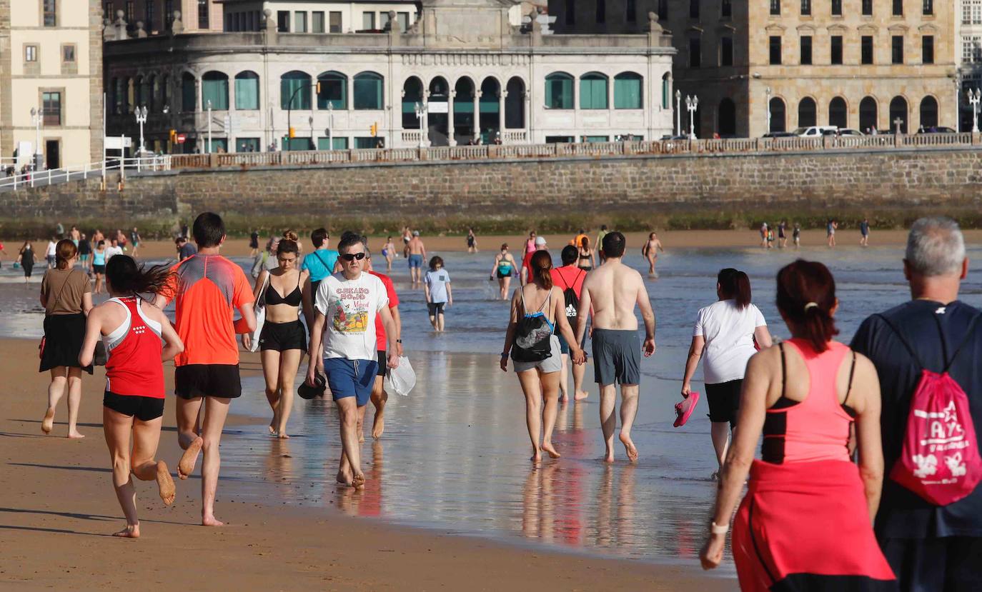 El sol y el buen tiempo han animado a los asturianos a ir a las playas y terrazas, eso sí, ataviados con sus mascarillas —obligatorias desde el jueves en espacios públicos cerrados y lugares abiertos siempre que no se pueda garantizar el distanciamiento de dos metros—. Además, este viernes se ha confirmado que todo el Principado comenzará el lunes la fase 2 de la desescalada del confinamiento por el coronavirus y alguna de las medidas que se adoptará será la reapertura de centros comerciales. 