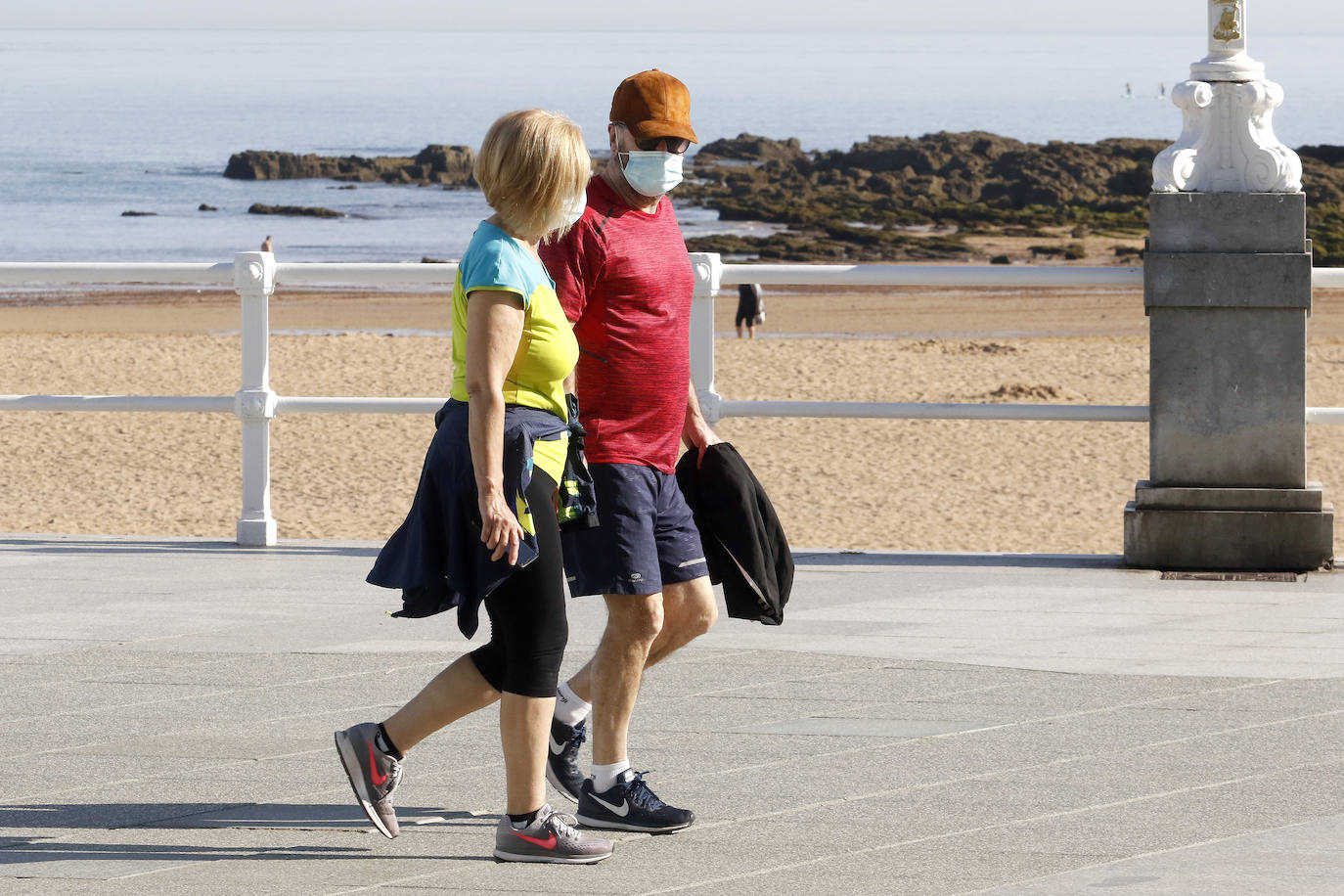 El sol y el buen tiempo han animado a los asturianos a ir a las playas y terrazas, eso sí, ataviados con sus mascarillas —obligatorias desde el jueves en espacios públicos cerrados y lugares abiertos siempre que no se pueda garantizar el distanciamiento de dos metros—. Además, este viernes se ha confirmado que todo el Principado comenzará el lunes la fase 2 de la desescalada del confinamiento por el coronavirus y alguna de las medidas que se adoptará será la reapertura de centros comerciales. 