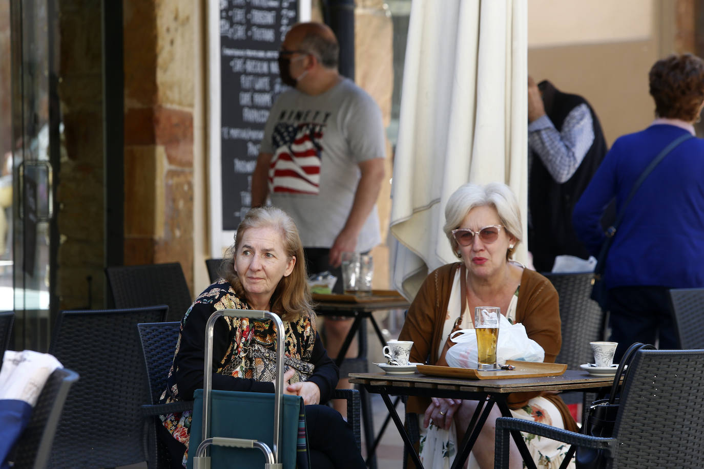 El sol y el buen tiempo han animado a los asturianos a ir a las playas y terrazas, eso sí, ataviados con sus mascarillas —obligatorias desde el jueves en espacios públicos cerrados y lugares abiertos siempre que no se pueda garantizar el distanciamiento de dos metros—. Además, este viernes se ha confirmado que todo el Principado comenzará el lunes la fase 2 de la desescalada del confinamiento por el coronavirus y alguna de las medidas que se adoptará será la reapertura de centros comerciales. 