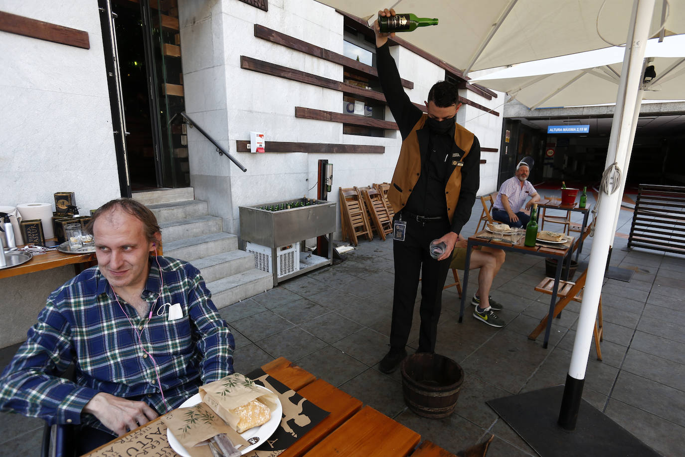 El sol y el buen tiempo han animado a los asturianos a ir a las playas y terrazas, eso sí, ataviados con sus mascarillas —obligatorias desde el jueves en espacios públicos cerrados y lugares abiertos siempre que no se pueda garantizar el distanciamiento de dos metros—. Además, este viernes se ha confirmado que todo el Principado comenzará el lunes la fase 2 de la desescalada del confinamiento por el coronavirus y alguna de las medidas que se adoptará será la reapertura de centros comerciales. 