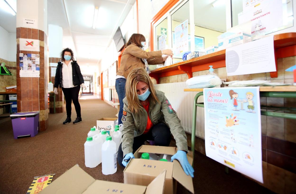 Preparativos en el IES Monte Naranco, en Oviedo, para la vuelta a las aulas. 