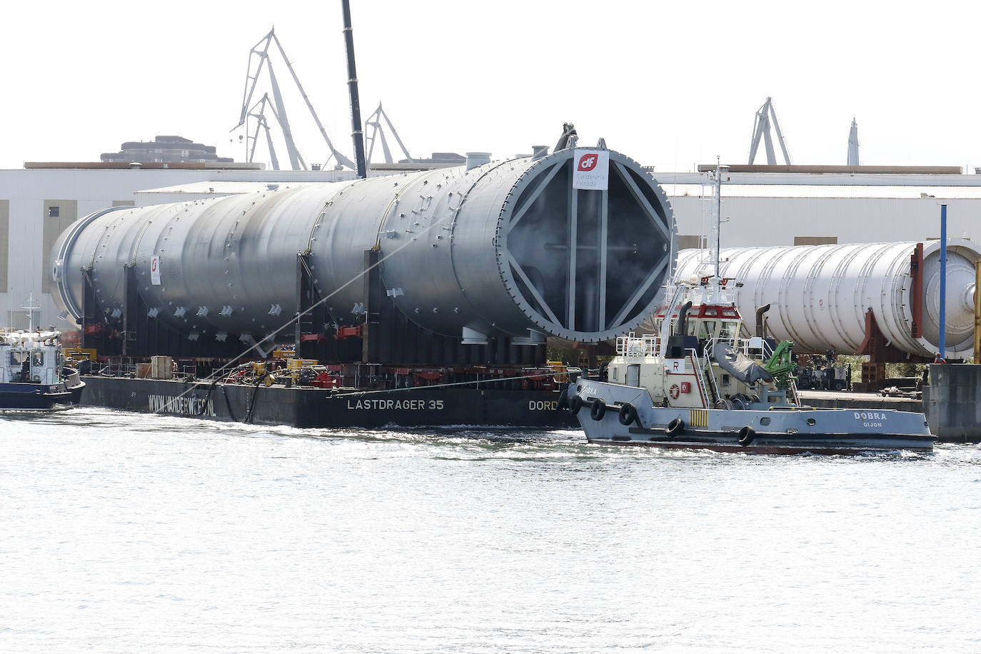 Imagen principal - Duro Felguera traslada por mar una pieza de más de cien metros hasta El Musel