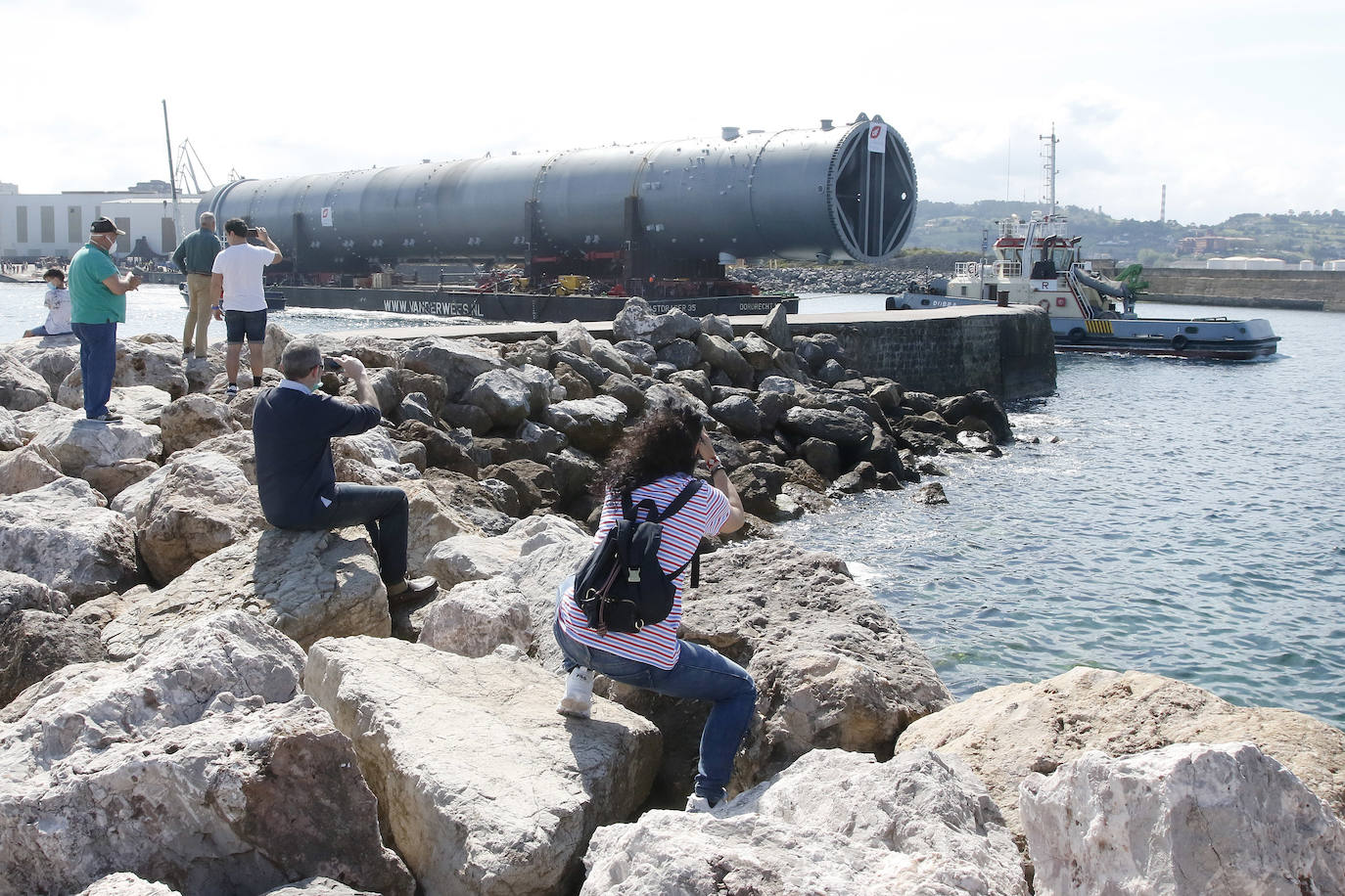 Imagen secundaria 1 - Duro Felguera traslada por mar una pieza de más de cien metros hasta El Musel