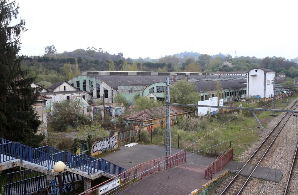 Una vista de la abandonada fábrica de Loza de San Claudio, que linda con las vías de tren. 