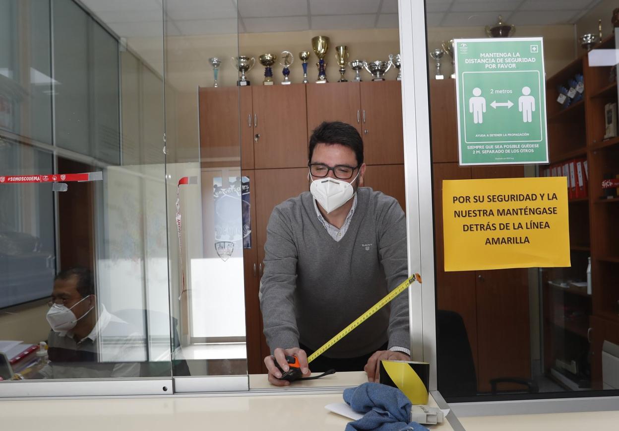 El director del Corazón de María, en Gijón, tomando medidas en el centro para instalar los sistemas de seguridad. 