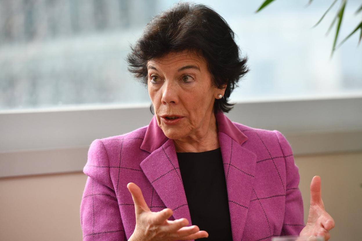 La ministra de Educación, Isabel Celaá, vive la vuelta a las aulas con «alivio y preocupación». 