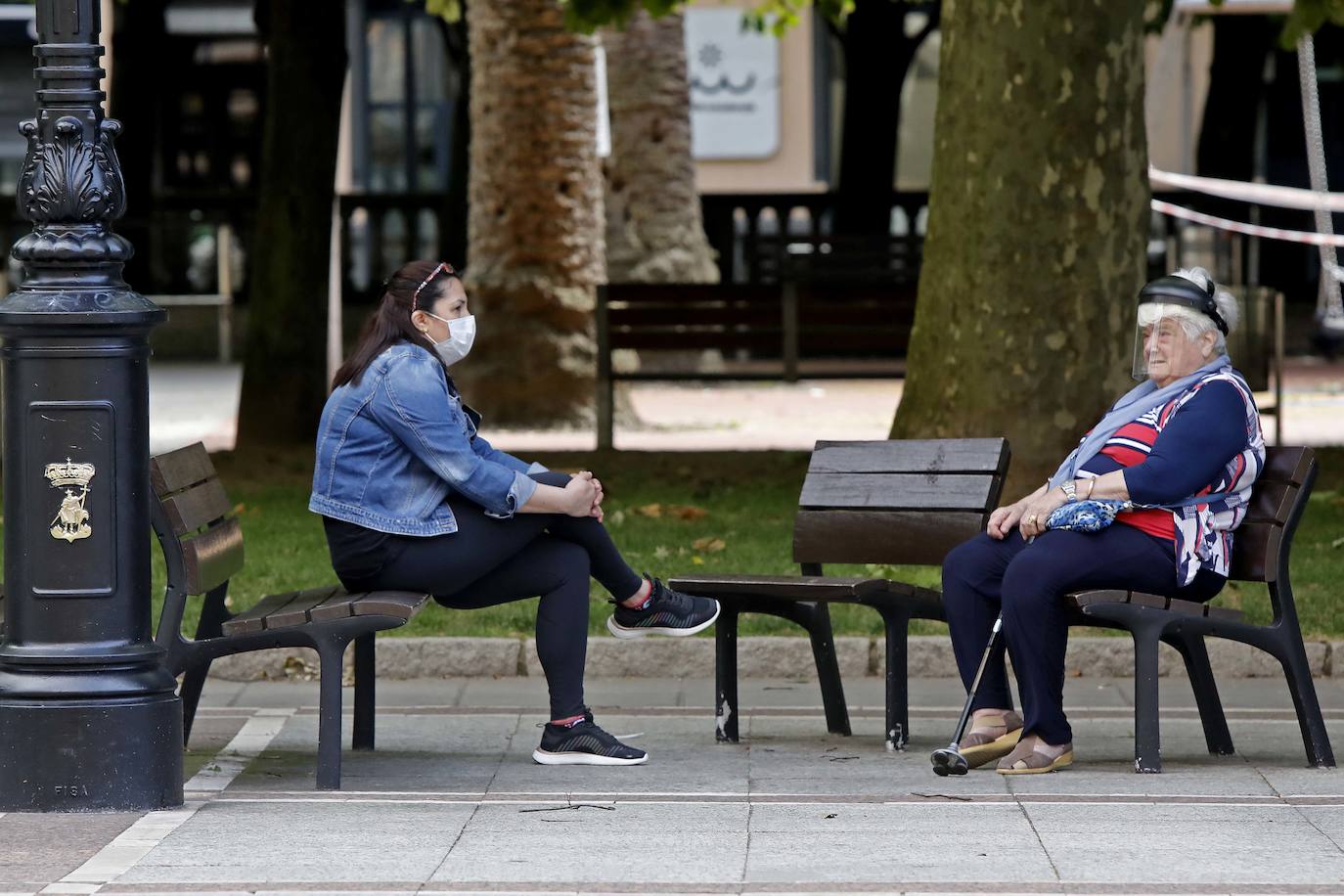 La región disfruta de una mayor apertura en el confinamiento gracias al cambio de fase que tiene efecto a partir de este lunes. Los baños en las playas, el aumento del aforo permitido en terrazas y bares y la posibilidad de juntarse en grupos de más de diez personas está permitido a partir de este momento. 