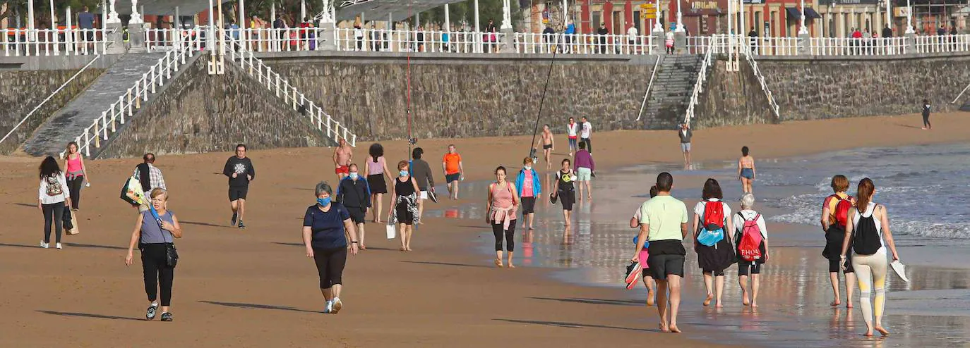 La región disfruta de una mayor apertura en el confinamiento gracias al cambio de fase que tiene efecto a partir de este lunes. Los baños en las playas, el aumento del aforo permitido en terrazas y bares y la posibilidad de juntarse en grupos de más de diez personas está permitido a partir de este momento. 