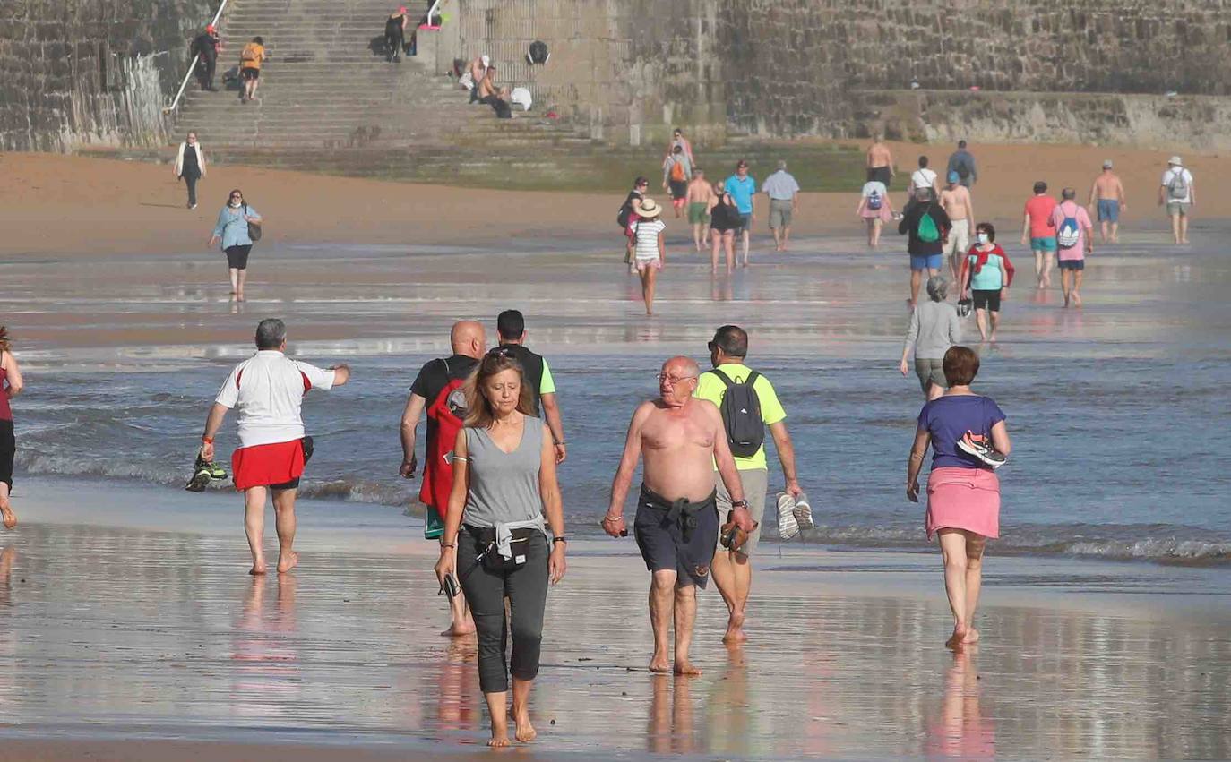 La región disfruta de una mayor apertura en el confinamiento gracias al cambio de fase que tiene efecto a partir de este lunes. Los baños en las playas, el aumento del aforo permitido en terrazas y bares y la posibilidad de juntarse en grupos de más de diez personas está permitido a partir de este momento. 