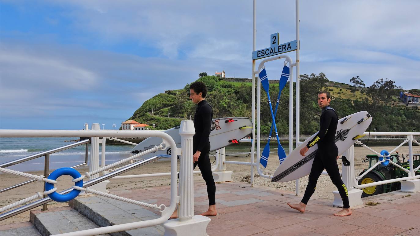 La región disfruta de una mayor apertura en el confinamiento gracias al cambio de fase que tiene efecto a partir de este lunes. Los baños en las playas, el aumento del aforo permitido en terrazas y bares y la posibilidad de juntarse en grupos de más de diez personas está permitido a partir de este momento. 