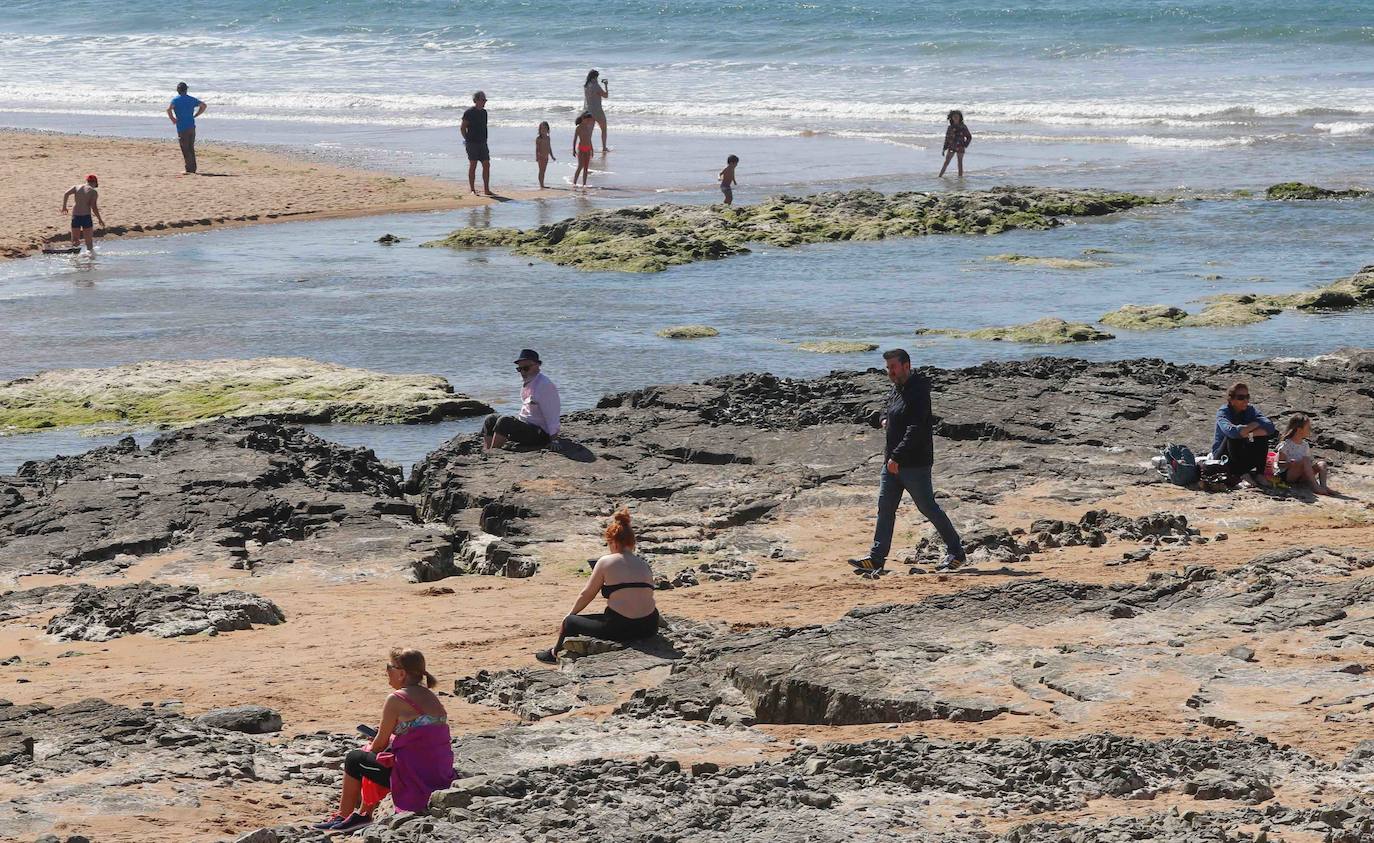 La región disfruta de una mayor apertura en el confinamiento gracias al cambio de fase que tiene efecto a partir de este lunes. Los baños en las playas, el aumento del aforo permitido en terrazas y bares y la posibilidad de juntarse en grupos de más de diez personas está permitido a partir de este momento. 